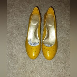 Rockport Ostrich Yellow Leather 10 M Pumps. NWOT